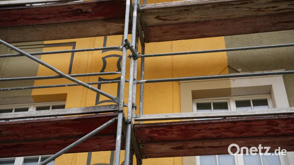 Bauunterlagen aus dem Jahr 1926 belegen, dass die Fassade "chromgelb" strahlte, die Ornamentik in olivgrün. Dem versuchen sich die Bauherren wieder zu nähern. Bild: Marco Meier