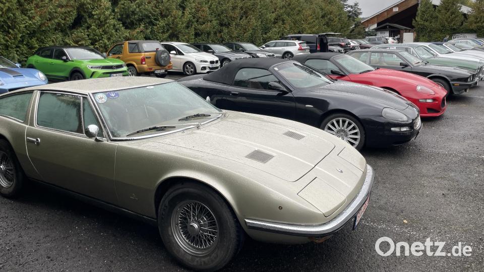 Mitglieder des Deutschen Maserati Clubs und des Bizzarrini Clubs Deutschland machten bei ihrer Rallye durch Oberfranken mit ihren Autos auch Halt in Fichtelberg. Bild: gis