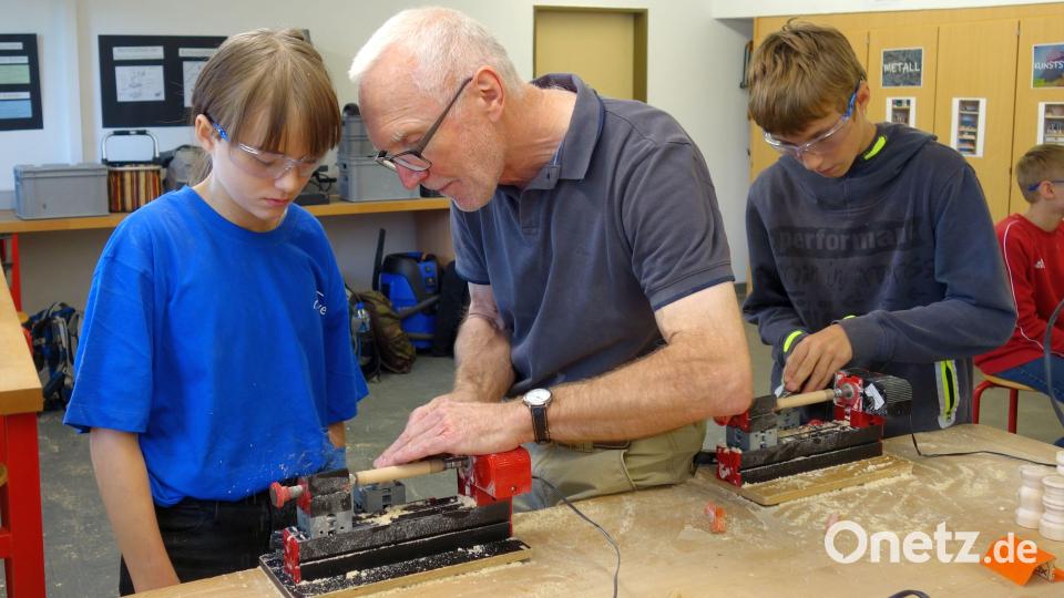 Als es darum ging Fingerspitzengefühl zu beweisen, bekamen die Fichtelnaabtalschüler Tipps und Tricks vom Handwerksmeister. Bild: jpl