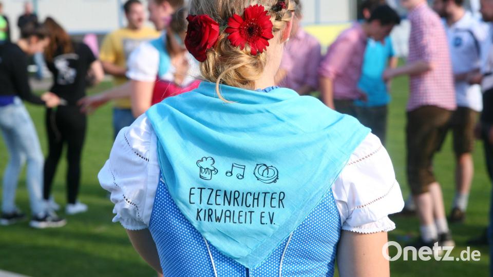 Die Kirwamoidla und -paare sind für die Fortsetzung der Kirchweihfeier am Samstagabend und Sonntag perfekt gestylt und vorbereitet. Bild: war
