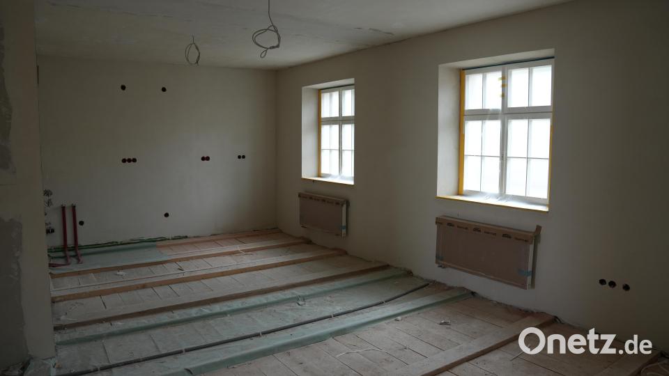 Links die Anschlüsse für die Küche, rechts der Wohn- und Essraum. Bild: Marco Meier