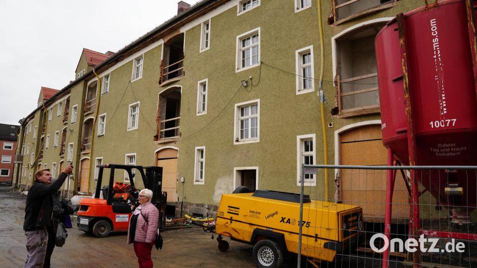 In der Fassade zum Hinterhof klaffen Löcher. Hier entstehen die künftigen Balkone. Bild: Marco Meier