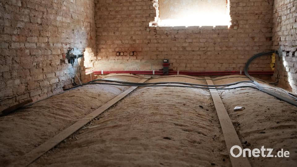 Nachdem dem Entfernen von Dreck und Bodenbelägen im Erdgeschoss werden die gewölbten Kellerdecken sichtbar. Das Ziegelwerk ist gut erhalten. Bild: Marco Meier