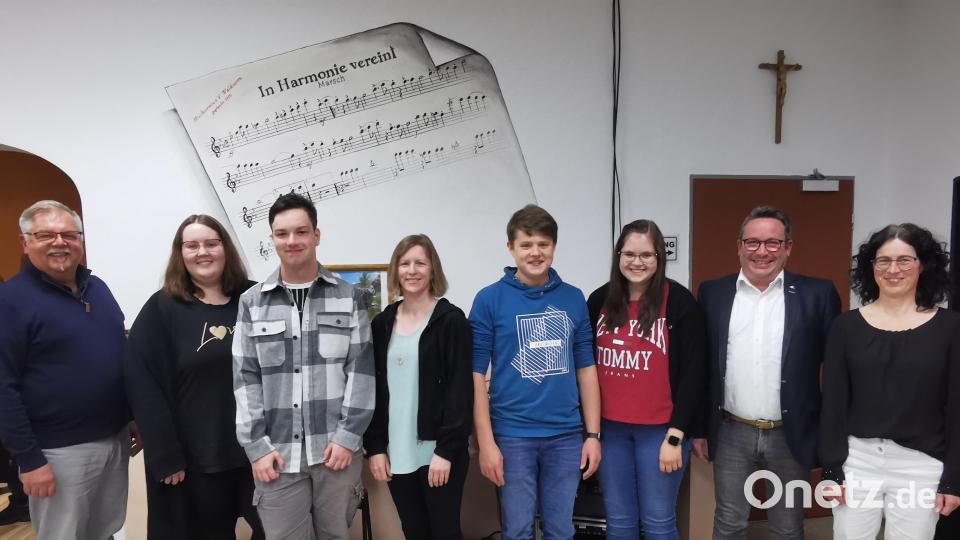 Ehrungen gab es für fünfjährige Musikertätigkeit in der Stadtkapelle. Im Bild (von links) Franz Bartl, Nicola Erl, Benedikt Scharnagl, Andrea Dietl, Lukas Dietl, Elena Bezold, Peter Erl sowie Christine Ullrich, Kreisvorsitzende des Nordbayerischen Musikbunds. Bild: Musikverein Waldsassen/exb