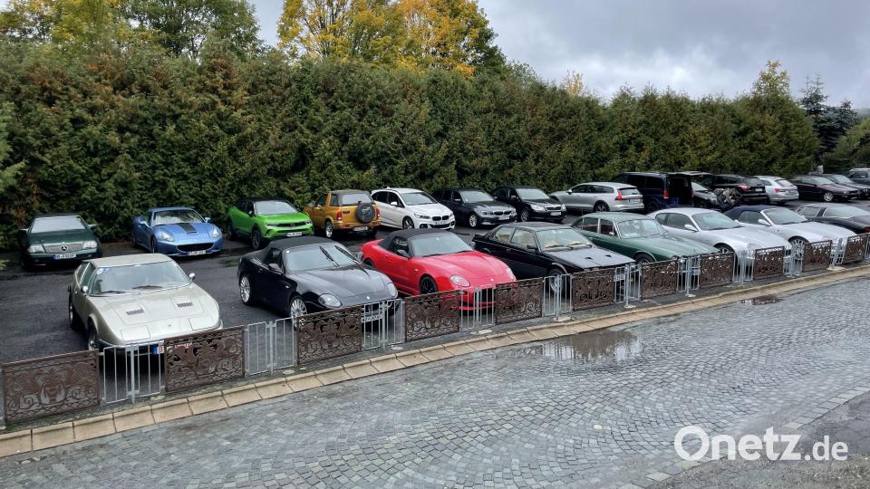 Mitglieder des Deutschen Maserati Clubs und des Bizzarrini Clubs Deutschland machten bei ihrer Rallye durch Oberfranken mit ihren Autos auch Halt in Fichtelberg. Bild: gis