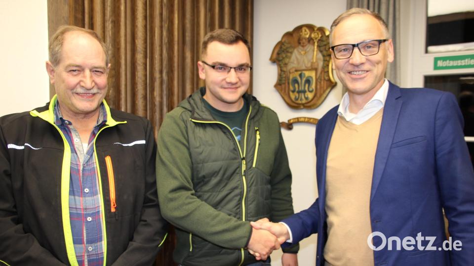 Neuer Ortsvertreter von Schloppach wurde Michael Trißl jun. (Mitte), Bürgermeister Bernd Sommer (rechts) beglückwünschte zur Wahl. Winfried Heindl (links) war 32 Jahre lang Ortsvertreter und verzichtete auf eine erneute Kandidatur. Bild: kro