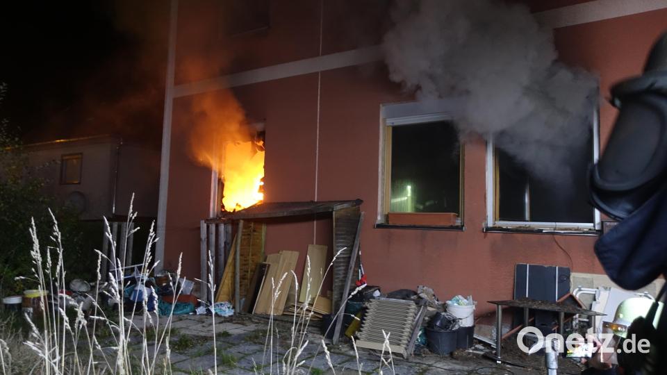 Um die Einsatzmöglichkeiten des Cobra-Systems besser demonstrieren zu können, wurde im Übungsobjekt am Hamannsgarten ein echter Zimmerbrand kontrolliert nachgestellt. Bild: hmr