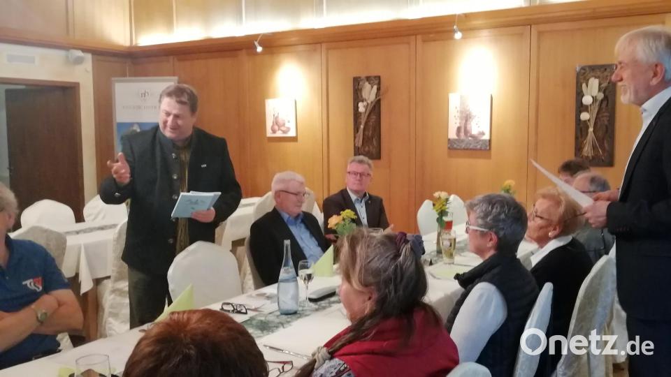 Herrmann Müller (stehend, links) sorgt mit alten Handbüchern aus der Zeit &quot;ohne E-Mail-Adressen oder Handynummern&quot; für Schmunzeln. Rechts Vorsitzender Georg Peters Bild: dir