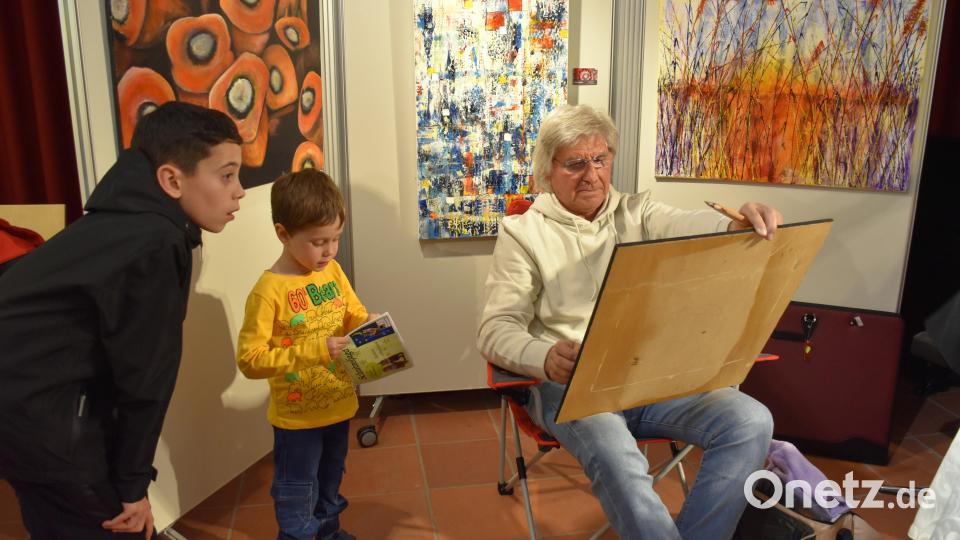 Die Kinder schauten Künstler Tom Brankovic neugierig über die Schultern. Bild: ubb