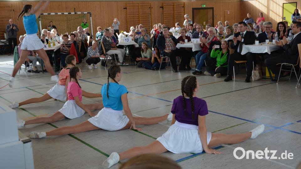 Mitreißende Tanzvorführungen und dann ein Spagat: Den Senioren gefielen die teils akrobatischen Präsentationen der Tanz-Garde. Bild: Michael Welnhofer/exb