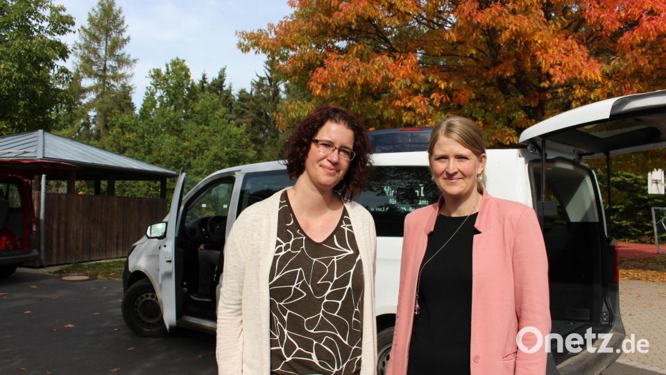 Lebenshilfe-Geschäftsführerin Susanne Hilpert (rechts) und kommissarische Tagesstätten-Leiterin Stefanie Beck müssen einen Teil ihrer Schützlinge schon um 12.15 statt wie bisher um 15.30 Uhr mit Bussen nach Hause bringen lassen. Bild: Brigitte Gschwendtner/fph