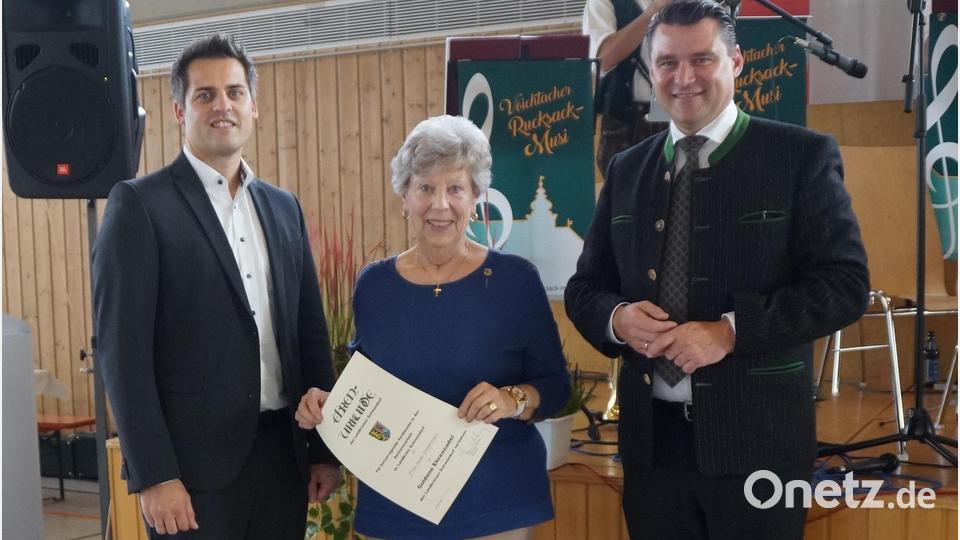 Juane Demleitner erhielt von Landrat Thomas Ebeling (rechts) die Goldene Ehrennadel des Landkreises für ihr herausragendes Engagement in der Seniorenarbeit. Bürgermeister Rudolf Teplitzky gratulierte Bild: wel