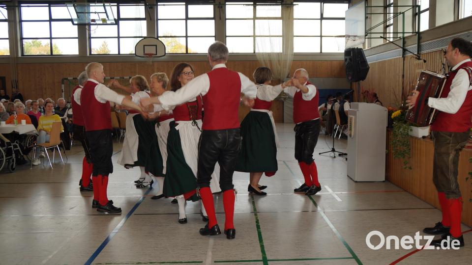 Die Schönseer Trachtengruppe brachte mit Zwiefachen und Sterntanz Stimmung in die Mehrzweckhalle Bild: wel