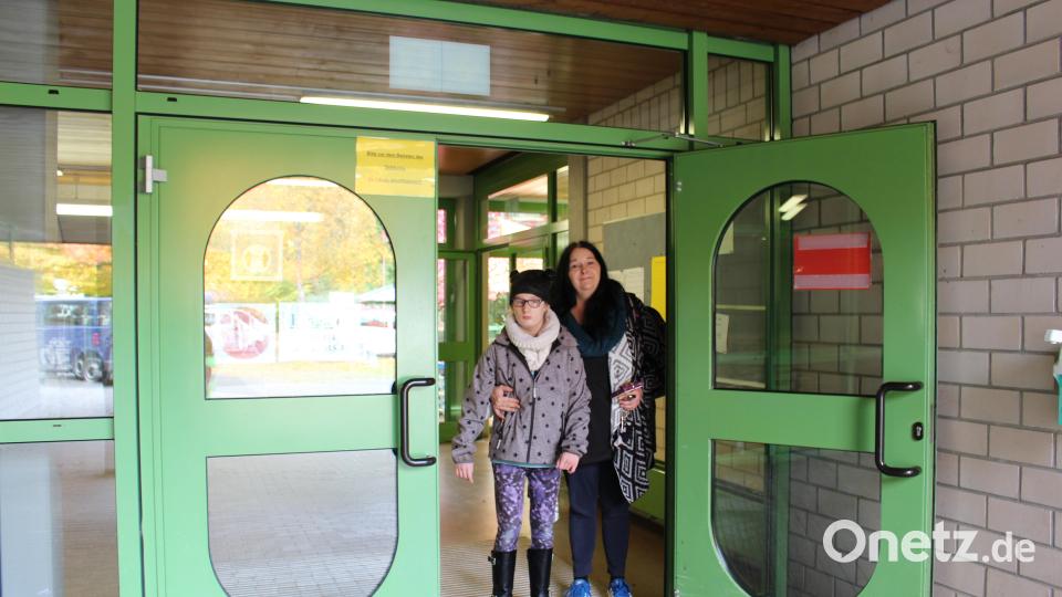 Wohin mit Laura? Vor diesem Problem steht Stefanie Wagner-Ott, die in Waldershof eine Vollzeitstelle als Altenpflegerin hat. Denn seit diesem Schuljahr kann ihre schwerbehinderte Tochter nur noch bis Mittag im Marktredwitzer Förderzentrum der Lebenshilfe bleiben. Bild: Brigitte Gschwendtner/fph