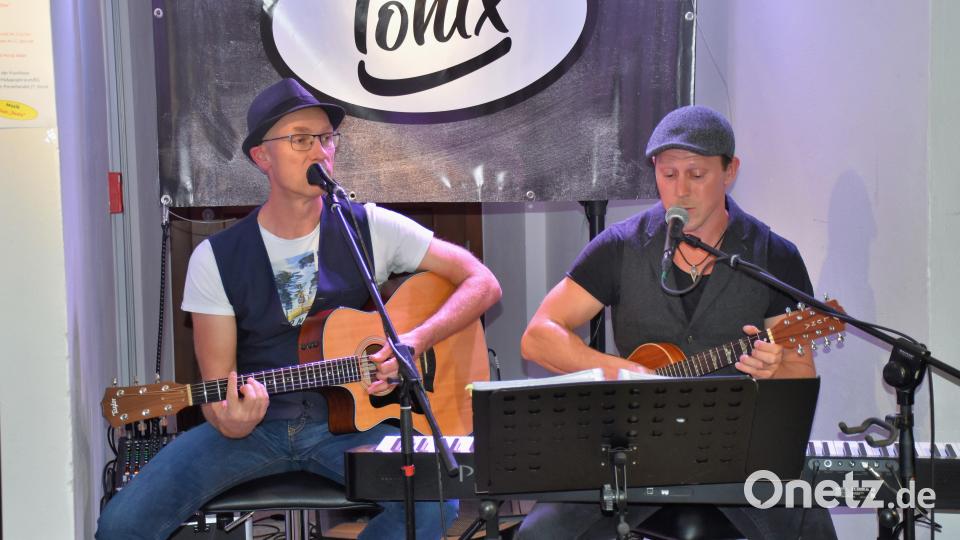 Anton Vogl und Felix Staufer als Duo Tonix spielten erstmals in der Museumsnacht im MQ und haben ihr Debüt mit Bravour bestanden. Bild: ubb