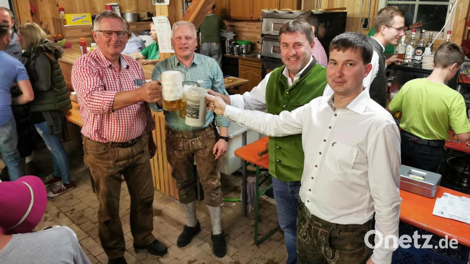 Gemeinsames Prosit der Feuerwehrvorstände und der Bürgermeister Bild: hzi