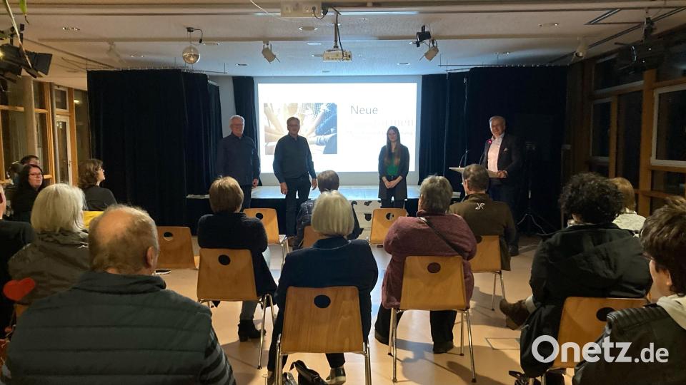Beim Informationsabend stellten sich (stehend, von links) Zweiter Vorsitzender Franz Malzer, Geschäftsführer Berthold Kellner, Psychologin Eva Wuttke und Landrat Roland Grillmeier (Vorsitzender der Lebenshilfe) stellten sich den Fragen der Eltern. Bild: Carmen Wuttke/exb