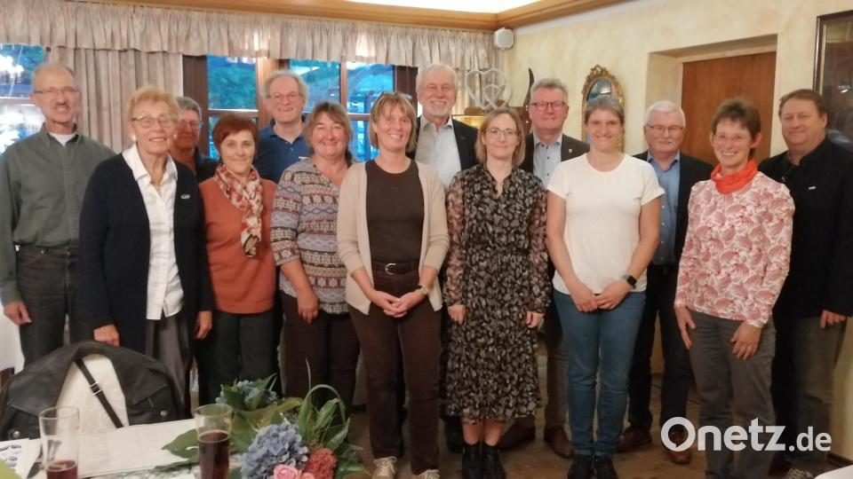 Vorstand, Geehrte und Gäste (von links): Rainer Koch, Gisela Hafner, Monika Kretschmer, Lena Gomenuk, Hermann Pirner, Heidi Wing, Christine Ruoff, Vorsitzender Georg Peters, Stefanie Hafner, Bürgermeister Michael Göth, Susanne Kerstupeit, Horst Müller, Ulrike Grötsch und der Bezirksvorsitzender des Bayerischen Landes-Sportverbandes, Herrmann Müller. Bild: dir