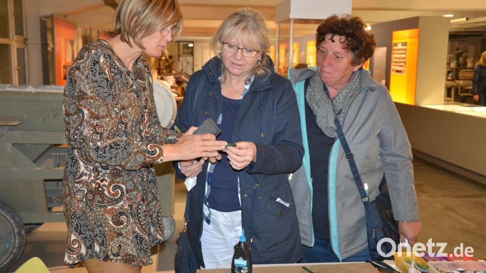 Kerstin Rumswinkel im Gespräch mit Besucherinnen. Bild: jr