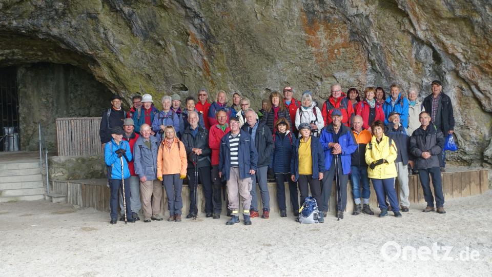 Erinnerungsfoto vor der Hohlloch-Grotte. Bild: Christl Gaigl/exb