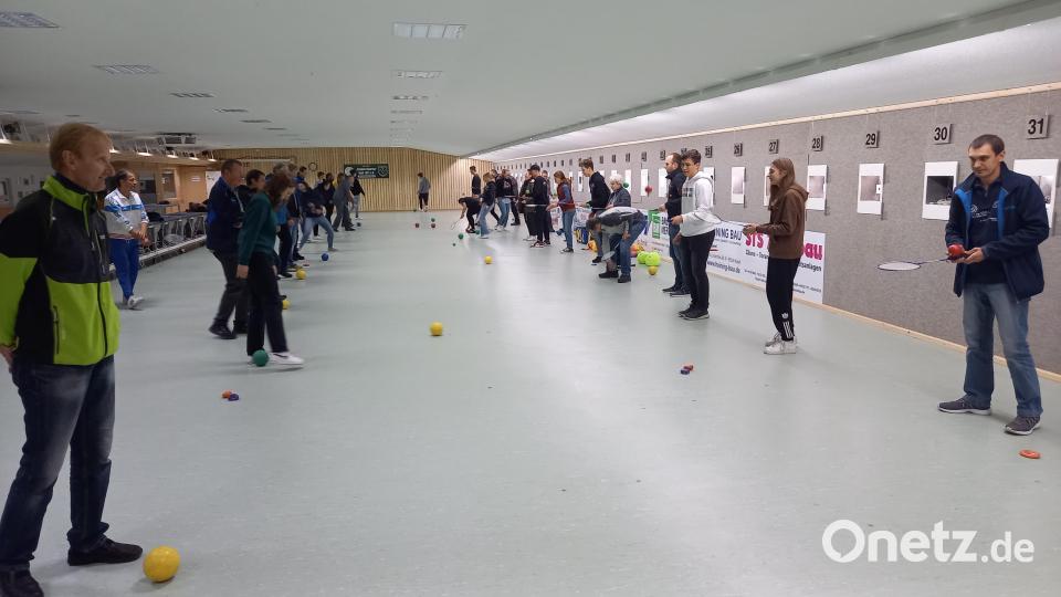 Mit ungewöhnlichen Trainingsgeräten koppelten die Teilnehmer kognitive Übungen. Bild: rwo