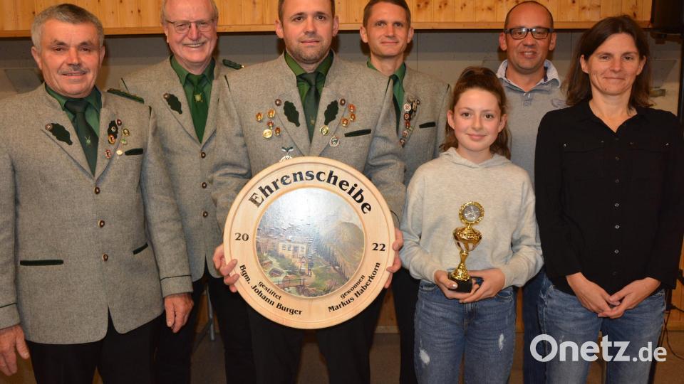 Gewürdigt wurden auch die Sieger des Großenseeser Königs- und Preisschießens. Im Bild (von links) Vorsitzender Helmut Kipferl, Erich Völkl, Markus Haberkorn, Robert Haberkorn, Julia Gleißner, Thomas Lindner und Anita Kistenpfennig. Bild: jr