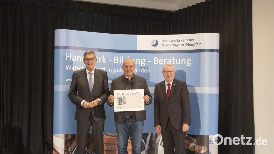 HWK-Hauptgeschäftsführer Jürgen Kilger (rechts) und HWK-Präsident Dr. Georg Haber (links) gratulierten Maler- und Lackierermeister Hubert Heinzl aus Kondrau zum 50-jährigen Betriebsjubiläum. Bild: Fotostudio Bosl/exb