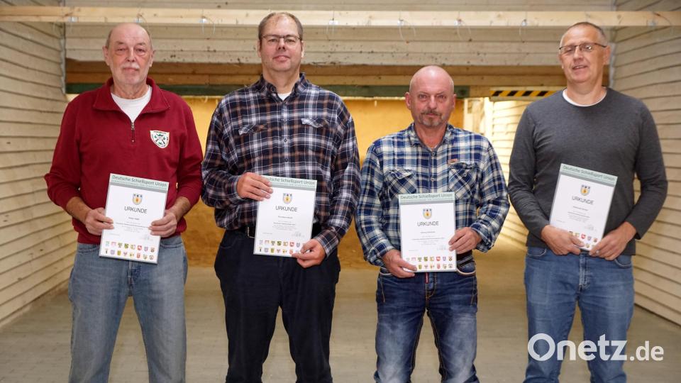 Vier deutsche Meister präsentieren stolz ihre Urkunden: (von links) Peter Hößl, Thorsten Höcht, Georg Schinner und Johannes Brand. Bild: bkr