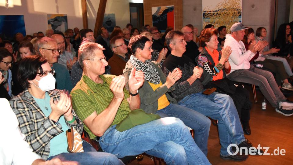 Teils wurde mitgeklatscht. Aber das Publikum hätte es, wenn es gewollt hätte, auch von den Stühlen reißen können. Denn Musik aus Afrika ist pure Lebenslust und -freude. Bild: ubb