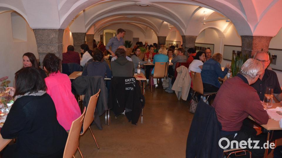 Im Gewölbesaal ließen sich die Besucher Zwiebelkuchen, Federweißen und Weißwein schmecken. Bild: jr