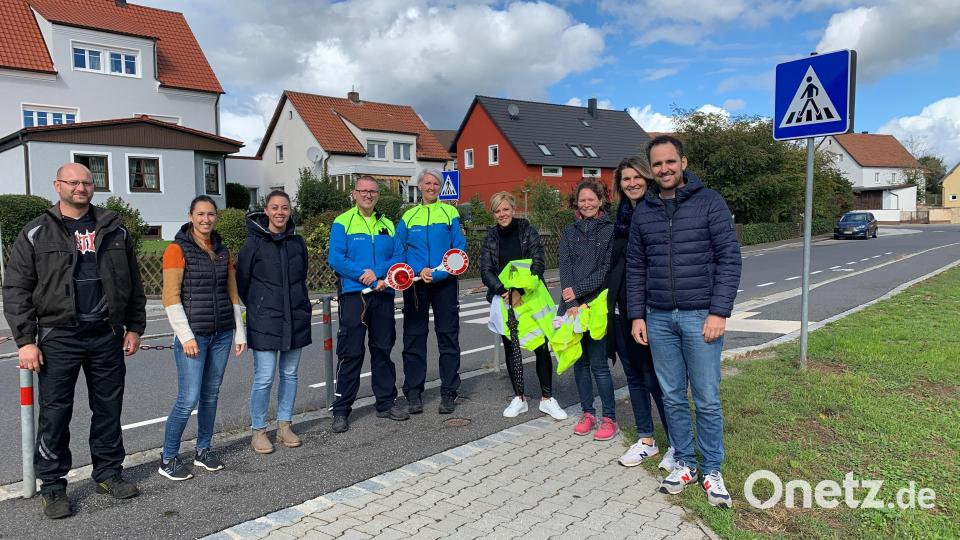 7 Elternteile aus Kümmersbruck nach der Einweisung zum Verkehrshelfer Bild: Birgit Koholka/exb