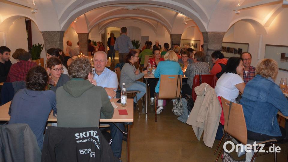 Im Gewölbesaal ließen sich die Besucher Zwiebelkuchen, Federweißen und Weißwein schmecken. Bild: jr