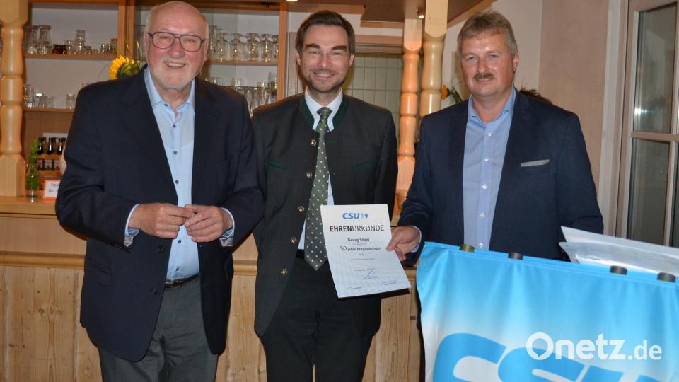 Über 50 Jahre ist Georg Stahl Mitglied der Pirker CSU. Abgeordneter Stephan Oezinger und stellvertretender Vorsitzender Tobias Forster würdigen seine Leistungen in der Politik. Bild: kki