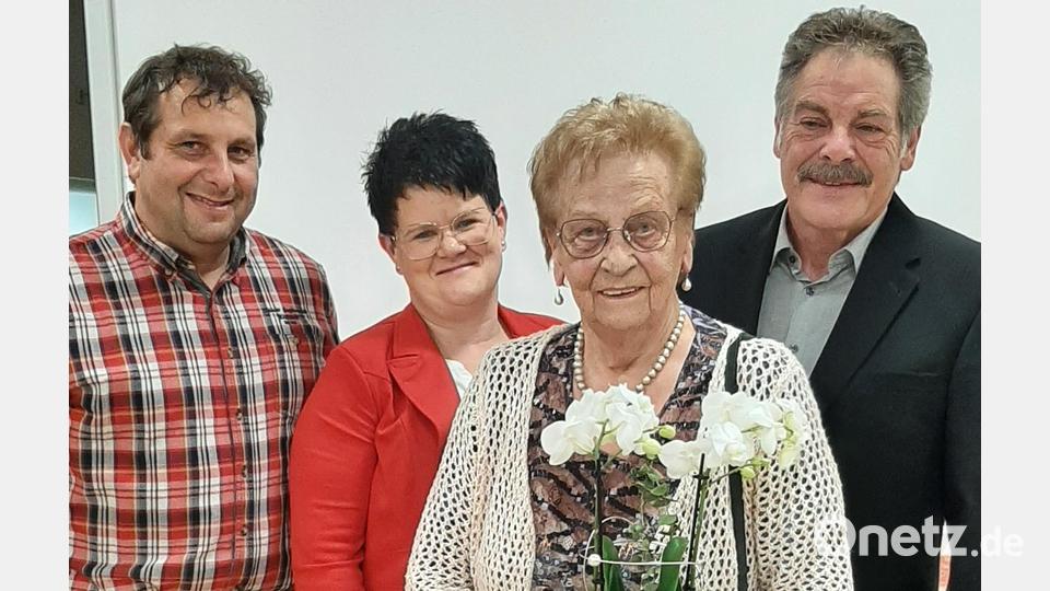 Kirchenpfleger Bernhard Irlbacher, stellvertretende Pfarrgemeinderatssprecherin Petra Irlbacher (von links) sowie Pfarrgemeinderatssprecher Willy Köllner (rechts) sagen Aushilfsorganistin Gertraud Feiner Dankeschön. Bild: rgl