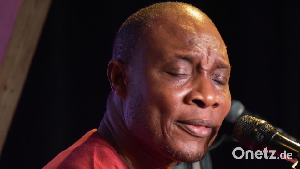 Sich fallen lassen und ganz der Musik hingeben: Adjiri Odametey ist ein Musiker aus Leidenschaft, der seine Berufung lebt. Bild: ubb