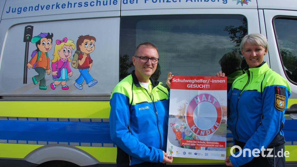 Markus Neumeyer und Saskia Ram-Höcherl machen Werbung für Verkehrshelfer. Bild: Gerd Spies