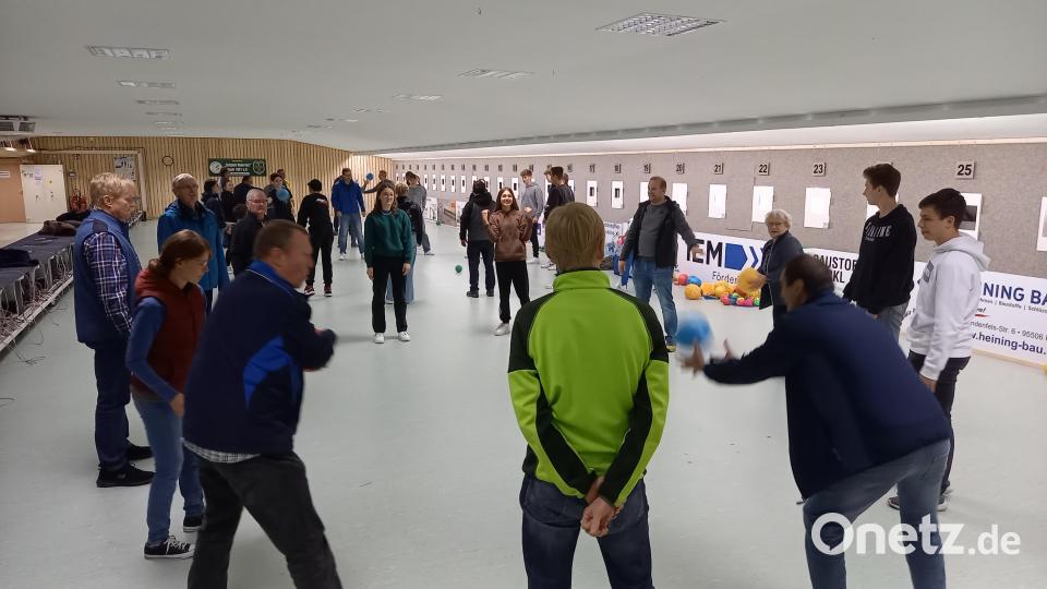 Die Teilnehmer beim &quot;Life Kinetic&quot;-Training auf der Schießanlage. Dabei kamen auch Bälle zum Einsatz. Bild: rwo