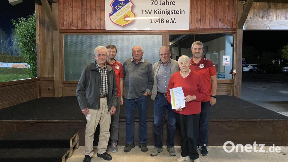 Neue Ehrenmitglieder: (von links) Helmut Renner, Zweiter Vorsitzender Martin Lederer, Manfred Probst, Georg Pirner, Dorle Lessnerkraus, Erster Vorsitzender Christian Koch. Bild: Christian Koch/exb