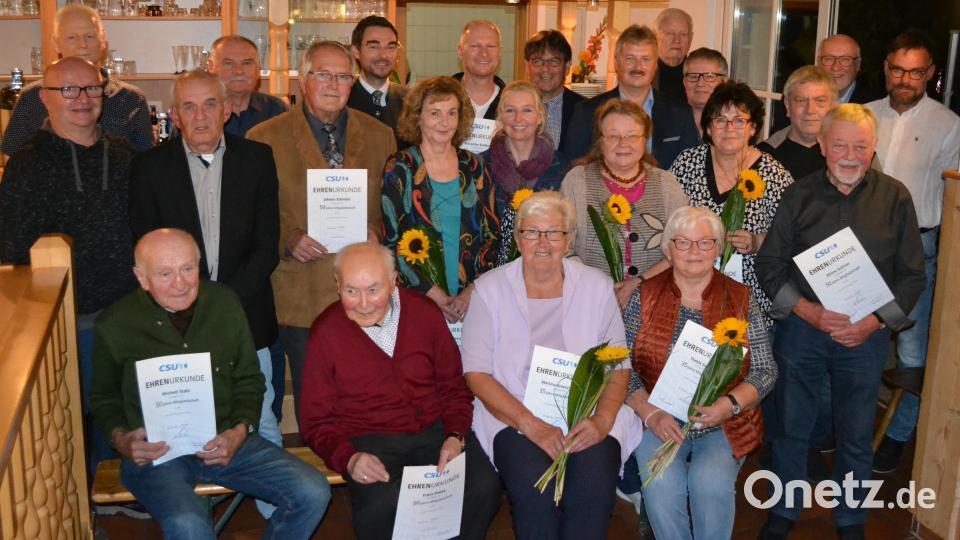 Beim Herbstfest der CSU kamen viele treue Mitglieder und holen sich die Ehrung persönlich ab. Bild: kki