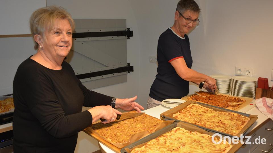 Lisa Kien (links) und Barbara Wenisch mit frisch zubereitetem Zwiebelkuchen. Bild: jr