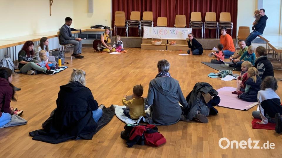 Über zehn Familien kamen zu der beeindruckenden kleinen Andacht auf das Herz-Jesu-Pfarrgelände. Bild: mez