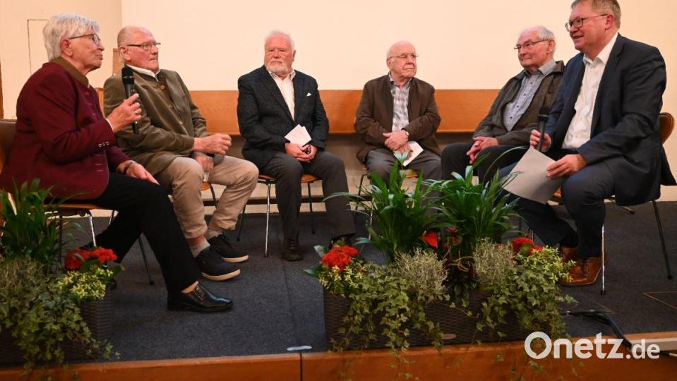 Annemarie Schmid (Tochter des letzten Bürgermeisters von Gailoh), Josef Kohl (damals Gemeinderat Gärmersdorf/Krumbach), Erhard Pledl (Ammersricht), Karl Biehler (damals Gemeinderat Raigering), Johann List (Gailoh) und Oberbürgermeister Michael Cerny plaudern über die Gebietsreform vor 50 Jahren. Bild: Stadt Amberg/Thomas Graml