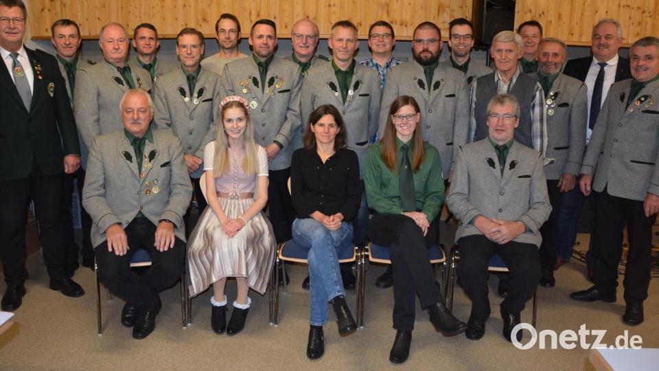 Für zahlreiche Mitglieder des Schützenvereins Großensees gab es Auszeichnungen des Bayerischen Sportschützenbundes und des Stiftlandgaus. Dazu gratulierten Gauschützenmeister Manfred Zölch (links) sowie (von rechts) Vorsitzender Helmut Kipferl und Bürgermeister Johann Burger. Bild: jr