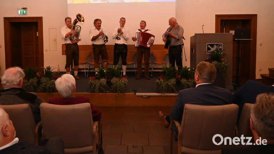 Zur Feier spielten die Raigeringer Musikanten im Amberger Rathaus. Bild: Stadt Amberg/Thomas Graml