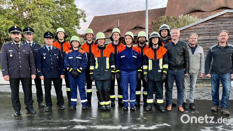 Leistungsprüfung bei der Feuerwehr Edeldorf: Alle Teilnehmer haben bestanden. Bürgermeister Johannes Kett freut sich für &quot;seine&quot; Wehr. Bild: Eichl