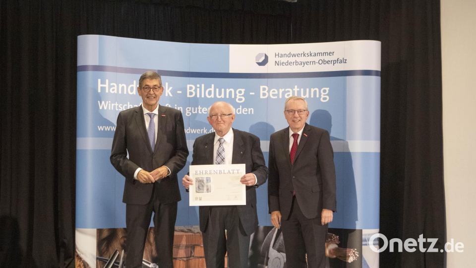 HWK-Hauptgeschäftsführer Jürgen Kilger (rechts) und HWK-Präsident Dr. Georg Haber (links) gratulierten Maler- und Lackierermeister Anton Lutz aus Waldershof zum 50-jährigen Betriebsjubiläum. Bild: Fotostudio Bosl/exb