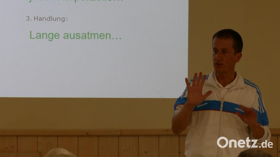 Mentaltrainer Markus Koch bei den Ausführungen zu den Mentalplänen. Bild: rwo