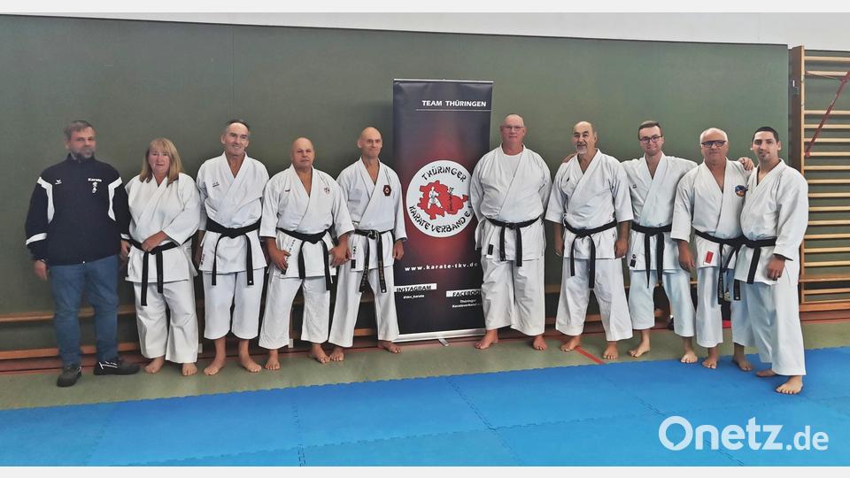 Die Dan-Träger aus dem Dojo Vohenstrauß mit Präsident Falk Neumann (Zweiter von rechts) sowie Steve Neumann, vierfacher Deutscher Meister (rechts) mit Trainern. Bild: dob