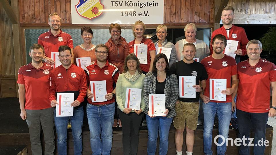 25 Jahre im TSV Königstein: (von links) Zweiter Vorsitzender Martin Lederer, Christian Pirner, Sebastian Lederer, Hildegard Lederer, Matthias Hering, Renate Pirner, Petra Grembler, Katja Becker, Doris Lehnerer, Sabine Melchner, Jonas Gebhard, Claudia Pirner, Andreas Farnbauer, Dominik Pirner, Erster Vorsitzender Christian Koch. Bild: Christian Koch/exb