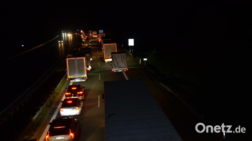 Schnell stauten sich die Fahrzeuge auf der Autobahn A 6 zurück in Richtung Vohenstrauß. Bild: dob